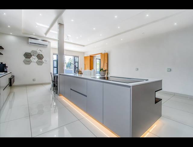 5 BEDROOM HOUSE FOR SALE IN HOUGHTON ESTATE